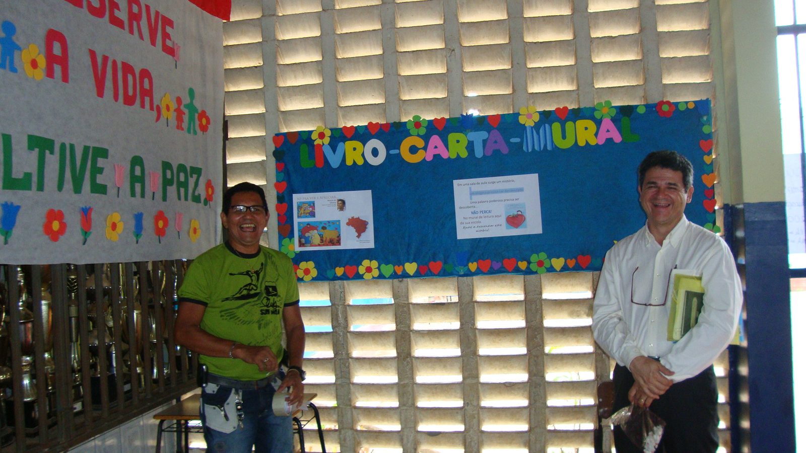 Mural do Livro-Carta-Mural montado na parede de uma escola