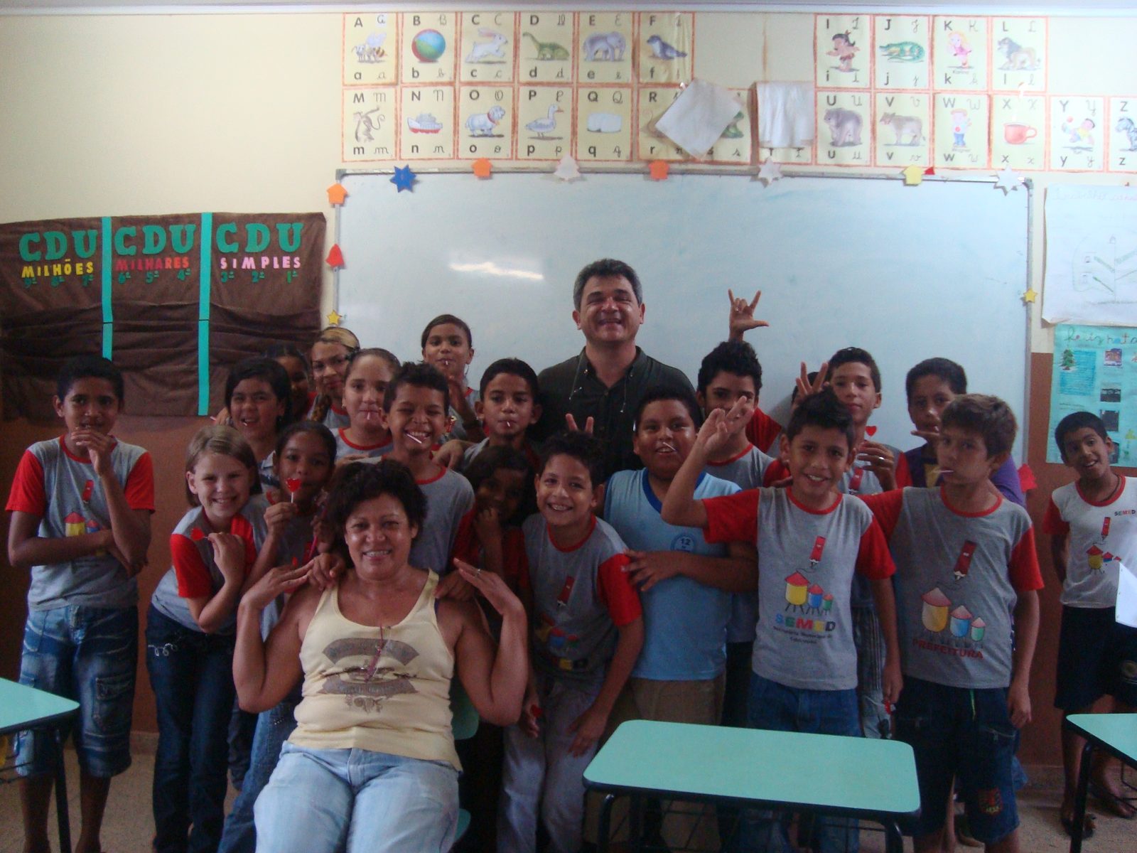 Turma reunida em sala de aula com a professora e o autor do programa